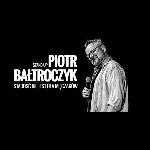 Na zdjęciu artysta i napis Piotr Bałtroczyk