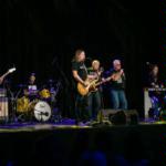 Na zdjęciu zespól muzyczny na scenie.