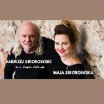 Na zdjęciu Andrzej Sikorowski z córką ubrani na czarno stoją na tle muru