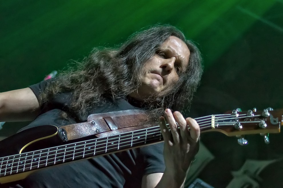 Na zdjęciu gitarzysta zespołu.