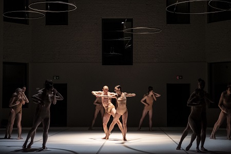 Artyści w trakcie spektaklu na scenie.