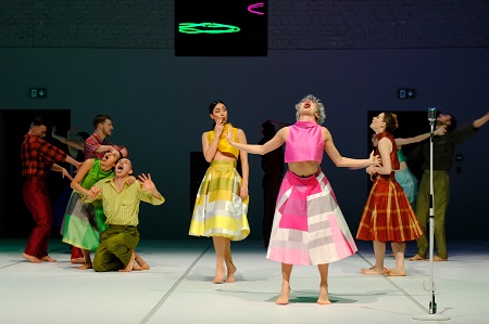 Artyści w trakcie spektaklu na scenie.