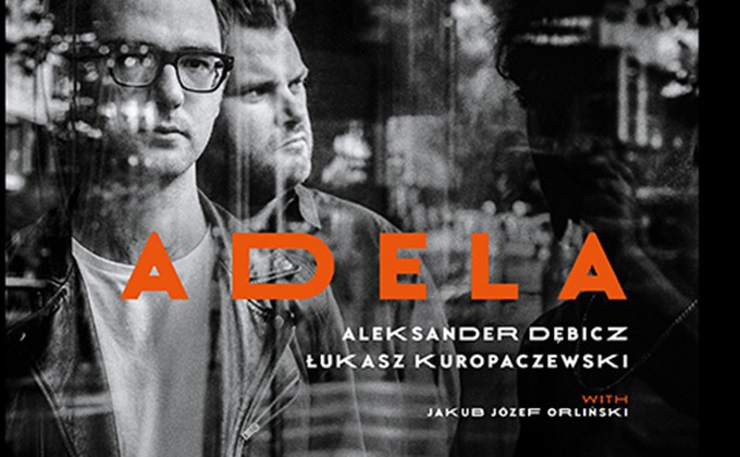 Na czarno-białym zdjęciu postaci dwóch mężczyzn. Na środku pomarańczowy napis Adela.