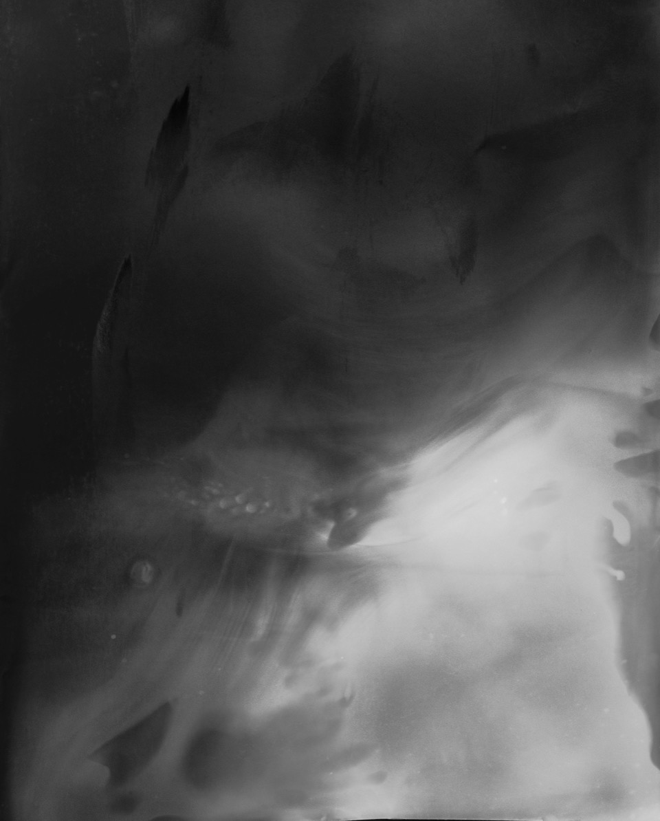 Przykład instalacji, ciemnie i jasne smugi układają się na kształt wody.