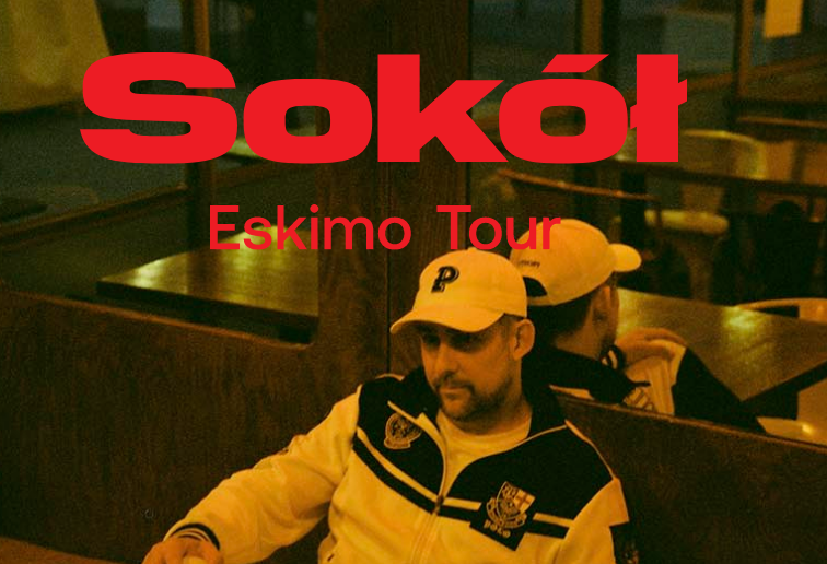 Raper w czapce i bluzie sportowej siedzi w barze, za nim lustro. Czerwony napis Sokół Eskimo Tour.