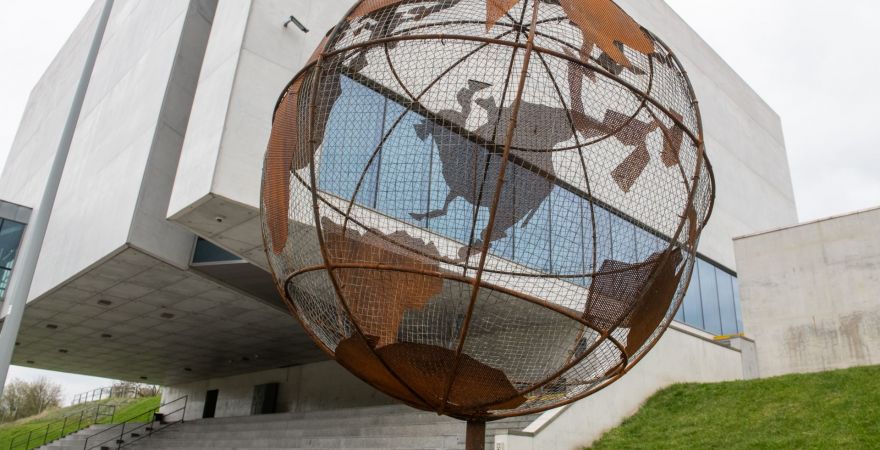 Instalacja przedstawiająca kulę ziemską, w tle Brama Poznania.