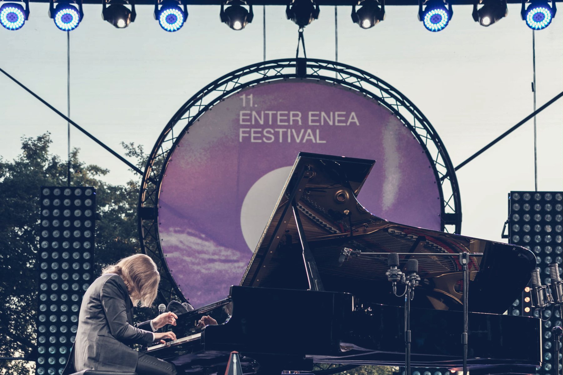 Na zdjęciu Leszek Możdżer przy fortepianie na scenie festiwalu.