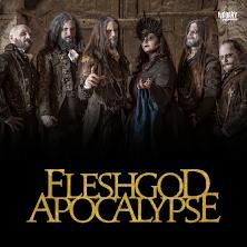 Zdjęcie na którym widać członków zespołu w stylizowanych strojach. Na zdjęciu, w dolnej części, żółto-złoty napis z nazwą zespołu.