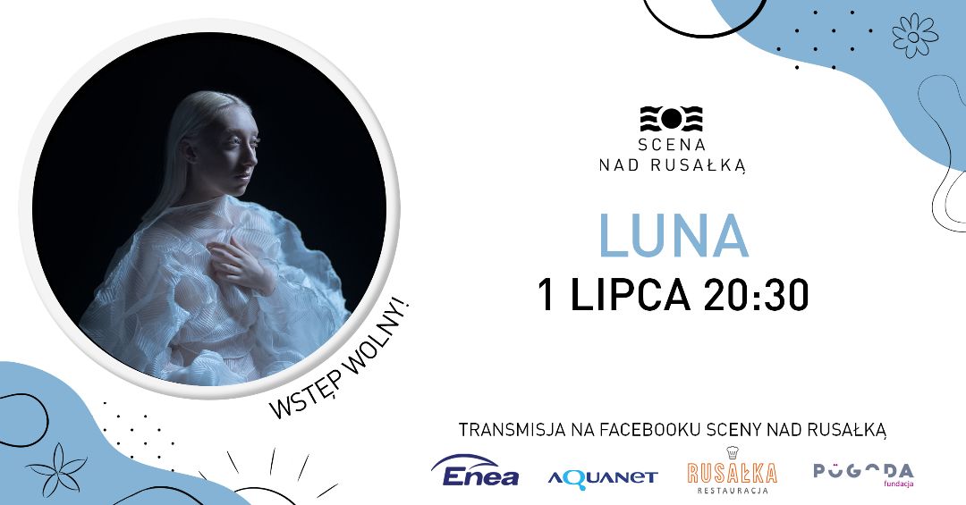 Na zdjęciu artystka w błękitnej sukni na czarnym tle.