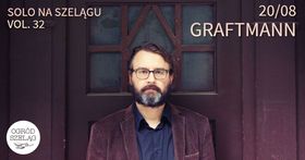 Na zdjęciu mężczyzna z brodą na tle drzwi.