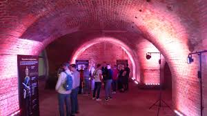 Na zdjęciu wnętrze kaponiery kolejowej.