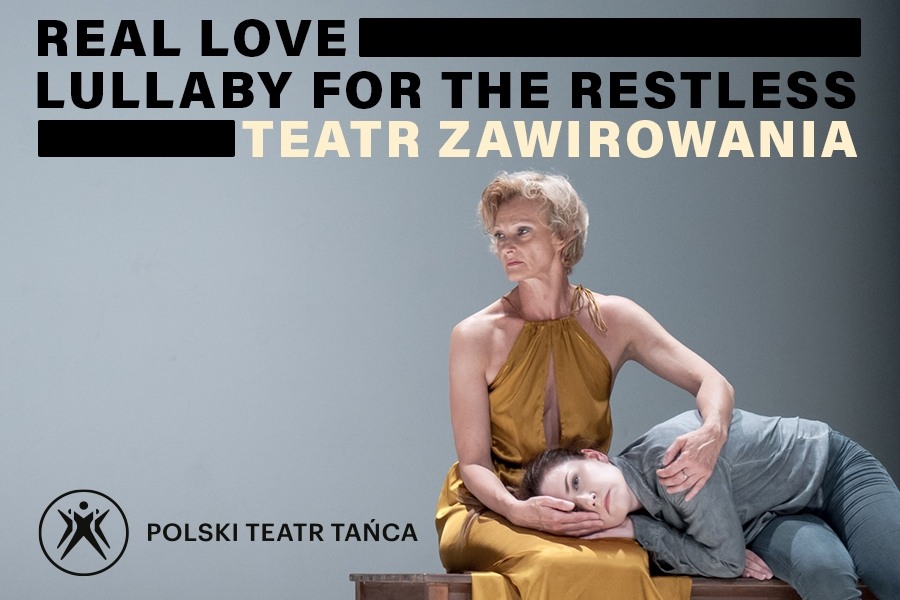 Młodsza kobieta leżąca z głową na kolanach starszej kobiety.