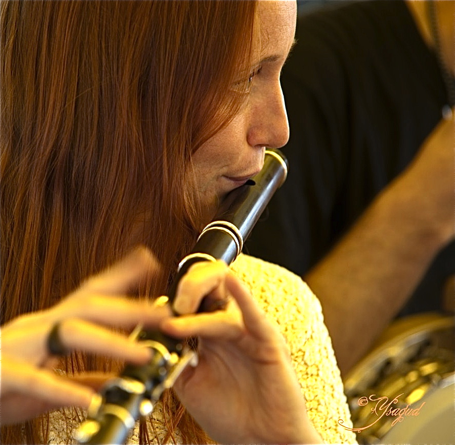 Kobieta grająca na flażolecie.