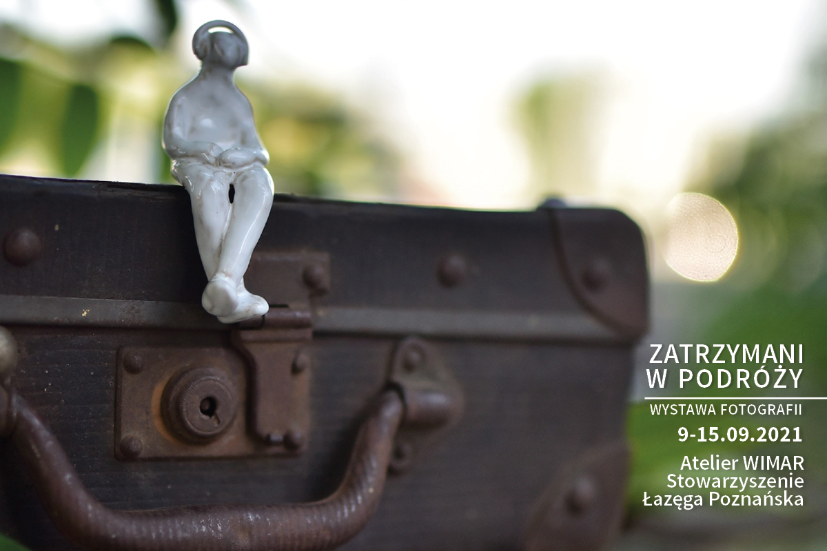 Zdjęcie przedstawiające małą figurkę człowieka siedzącą na walizce, po prawej informację dotyczące wystawi fotografii "Zatrzymani w podróży".
