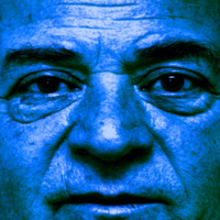 Na zdjęciu niebieska twarz Nikosa Chadzinikolau