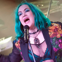 Na zdjęciu wokalistka zespołu.