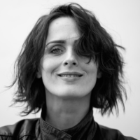 Na czarno-białym zdjęciu twarz piosenkarki.