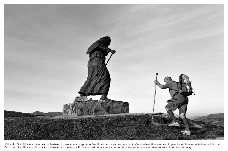 Zdjęcie przedstawia podróżnika zbliżającego się do pomnika na wzniesieniu.