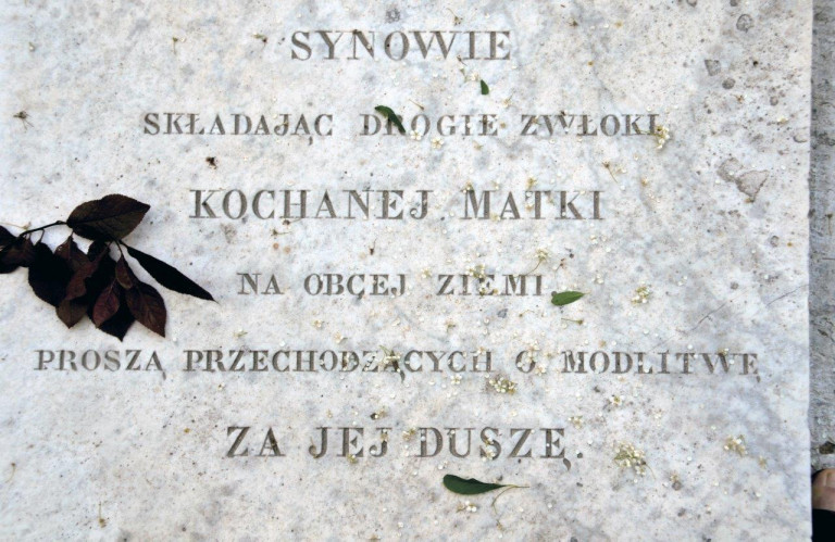 Zdjęcie przedstawia nagrobek.