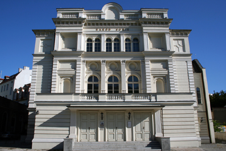 Na zdjęciu fasada Teatru Polskiego w Poznaniu.