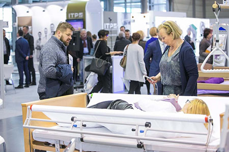 Zdjęcie z targów SALMED przedstawiające łóżko szpitalne