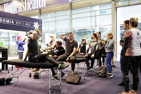 Zdjęcie ludzi ćwiczących na targach FIT EXPO