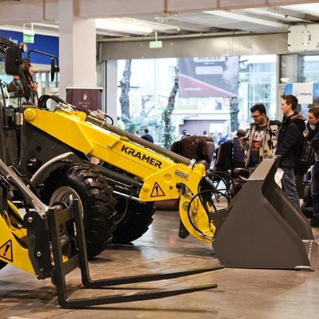 Zdjęcie koparki na targach poznańskich