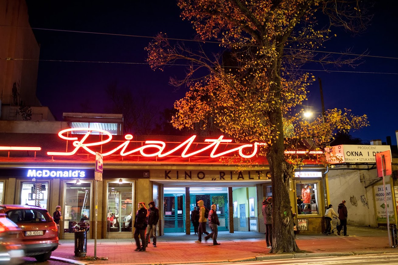 Na zdjęciu neon kina Rialro.
