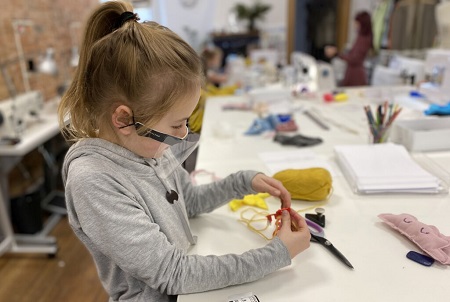 zdjęcie szyjącej dziewczynki