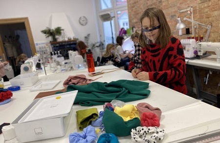 zdjęcie szyjącej dziewczynki