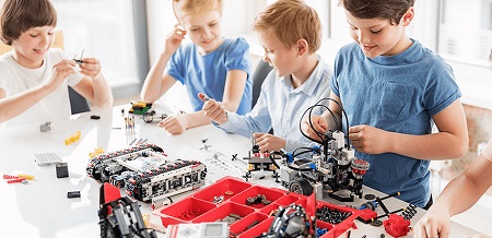 zdjęcie dzieci konstruujących roboty