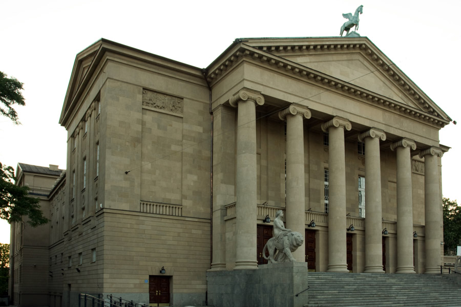 Na zdjęciu budynek opery w Poznaniu.