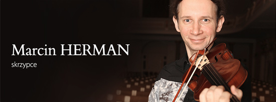 Na zdjęciu Marcin Herman grający na skrzypcach.