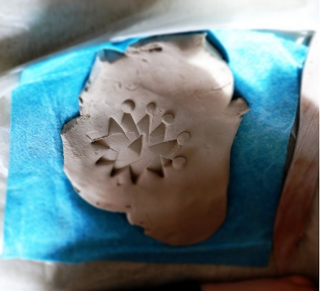 zdjęcie wzorku wydłubanego w glinie