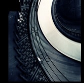 Czarno-białe zdjęcie zabytkowej klatki schodowej w CK ZAMEK