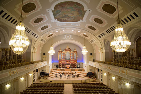 Zdjęcie wnętrza auli UAM