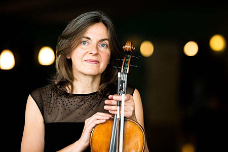 Na zdjęciu Ruth Killius trzymająca w rękach altówkę