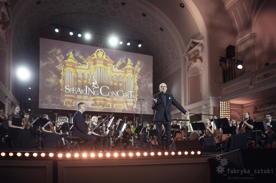 Na zdjęciu scena w auli UAM.