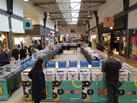 zdjecie z giełdy płyt w centrum handlowym M1