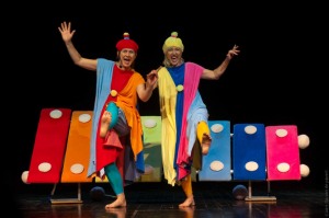 Zdjęcie aktorów grających w spektaklu.