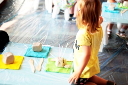 zdjęcie z zajęć plastycznych w bawialni