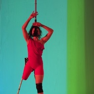 Jedna z artystek w trakcie spektaklu.