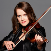 Na grafice artystka grająca na skrzypcach.