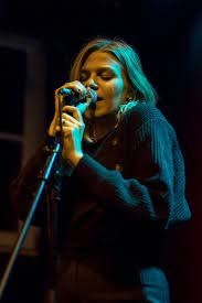 Na zdjęciu Kathia na scenie.