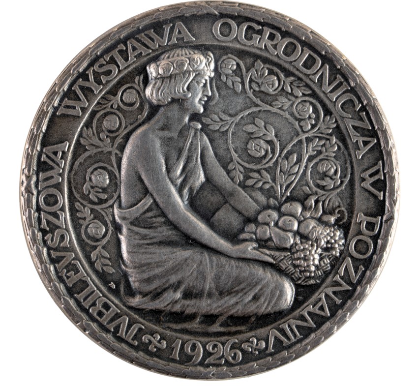 Na zdjęciu jeden z eksponatów wystawy. Srebrny medal jubileuszowej Wystawy Ogrodniczej w Poznaniu z 1926 roku.
