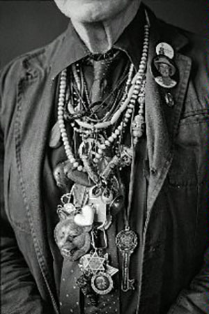 Liczne odznaczenia i medaliony.