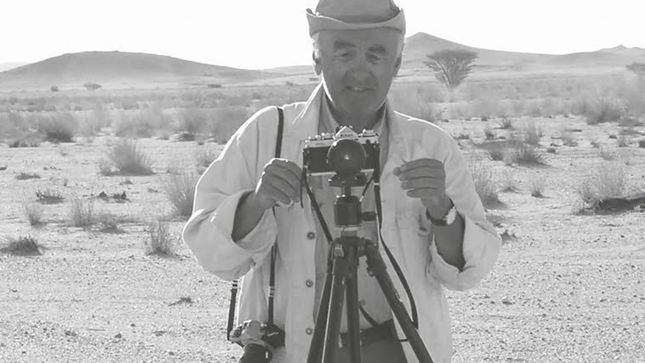 Na zdjęciu prof. Krzyżaniak podczas prac archeologicznych w Afryce.