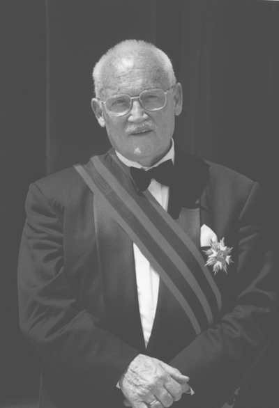 Na czarno-białym zdjęciu Stefan Stuligrosz.