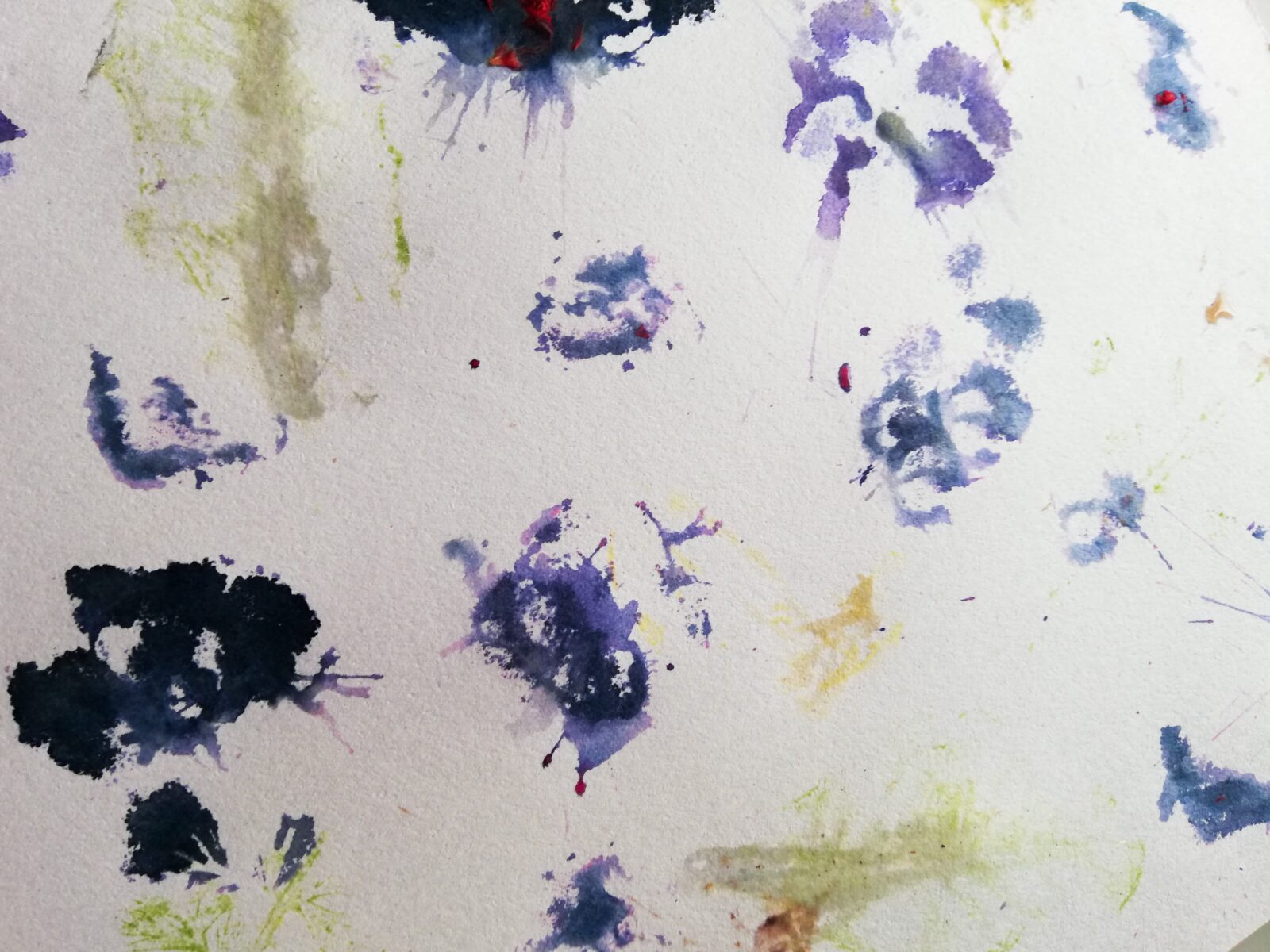 Kolorowe plamy farby na ścianie.