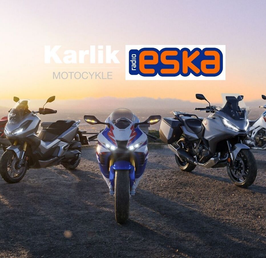 Zaparkowane motocykle i logo radia Eska.